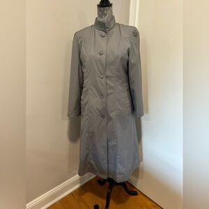 VTG 70s London Fog Womens Size 10P Gray Trench Coat. Lined Single Beast. Button
